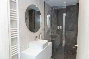 Afrodite, 1 Bedroom, Full Sea View | Badrum | Gratis toalettartiklar, hårtork och tofflor