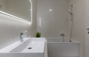 Douche, séchoir à cheveux, serviettes fournies