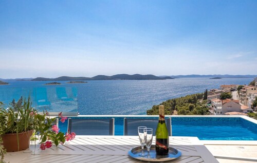 Luxusvilla Fleur mit Meerblick und Pool