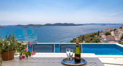Luxusvilla Fleur mit Meerblick und Pool