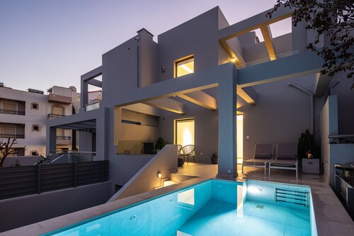 Akonizia Luxury House - With Private Swimming Pool