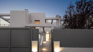 A modern building with a staircase leading to an upper level. - Akonizia Luxury House - With Private Swimming Pool (Apokoronas)