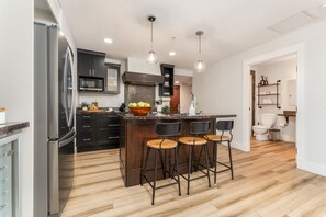 Fridge, microwave, oven, stovetop - Aurora Ray | Spa, Pool & Hot Tub (Canmore)