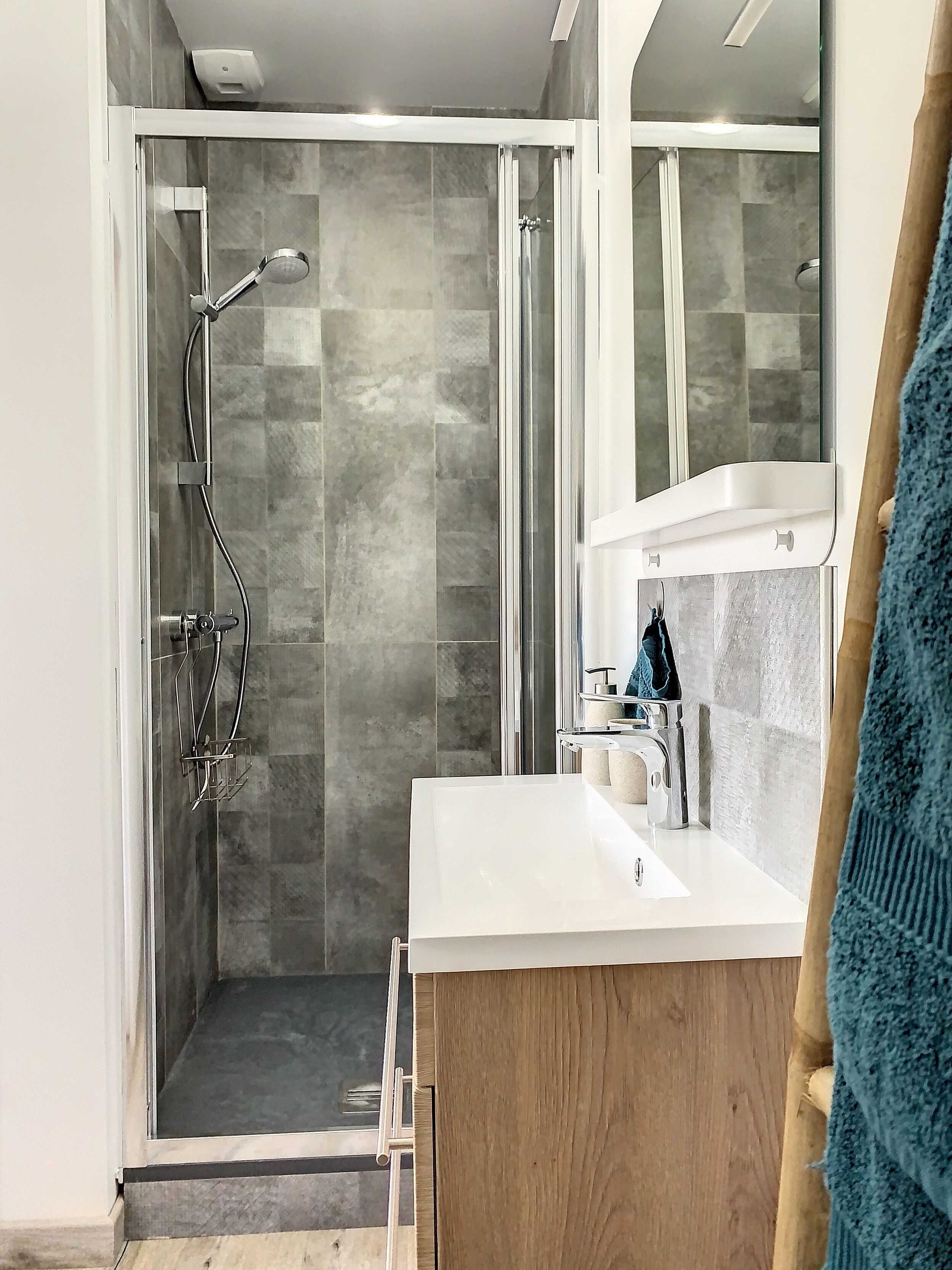 Suihku, hiustenkuivaaja, pyyhkeet, saippua