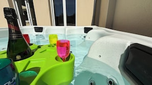 Outdoor spa tub - Amazing Villa with SPA Compiegne 12 People, 6 bedrooms 6 bathrooms 30min Asterix (Compiègne)