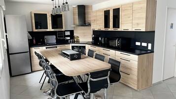 Refrigerador, microondas, horno, placa de cocina