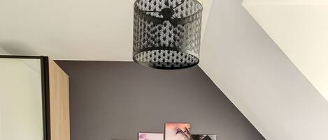 6 camere, una scrivania, ferro/asse da stiro, culla da viaggio