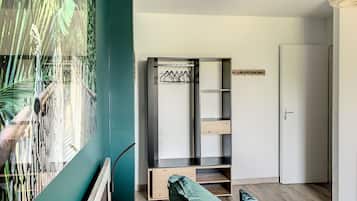 6 habitaciones, escritorio y tabla de planchar con plancha