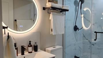 Haartrockner, Handtücher, Seife, Shampoo