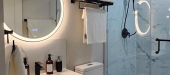 Entire 2-bedroom apartment in Kitchener/Waterloo with free WiFi & Parking