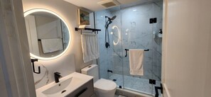 Haartrockner, Handtücher, Seife, Shampoo