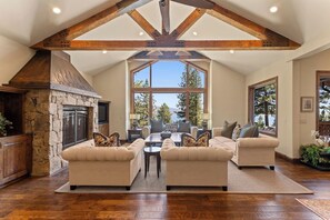 Télévision, cheminée, espaces bureaux