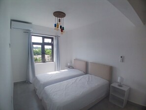 3 bedrooms, iron/ironing board, WiFi, bed sheets - Large contemporary apartment (Flic en Flac)