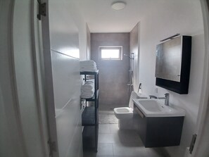 Dusj, hårføner og håndklær