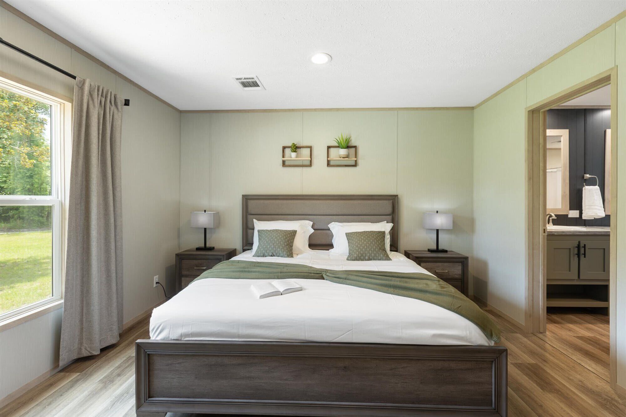 3 makuuhuonetta, silitysrauta/-lauta, vauvan matkasänky, Wi-Fi