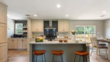 Geladeira, micro-ondas, fogão, cooktop