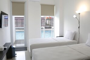 Desk, laptop workspace, free WiFi - Dremzzz Vivo Jogja (Depok)