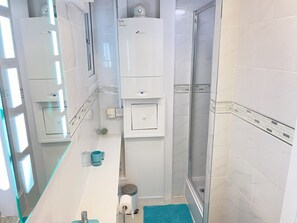 Een douche, een haardroger, handdoeken