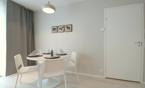 Apartamento standard, sacada | Sala de jantar
