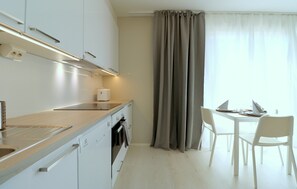Apartamento clássico, sacada | Cozinha privada | Chaleira elétrica, torradeira