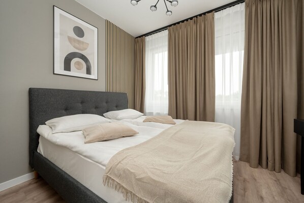1 bedroom, individually decorated, bed sheets - Grey and Beige Apartment by Renters (Wroclaw)