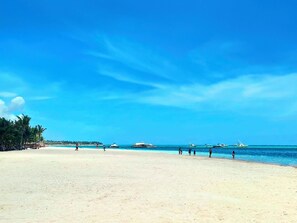 Nära stranden och vit sandstrand
