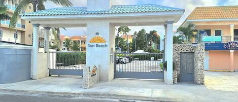 Vista frontal de la propiedad