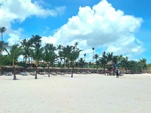 Nära stranden och vit sandstrand