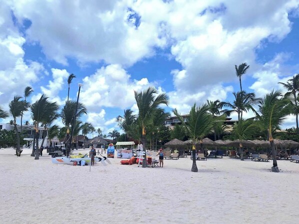 靠近海滩、白沙