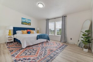 4 chambres, fer et planche à repasser, lit de bébé portatif