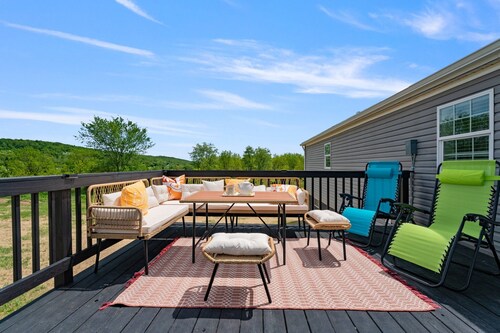 Blissfull cottage with Hot Tub and rolling hills!