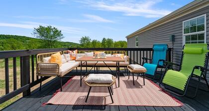 Blissfull cottage with Hot Tub and rolling hills!