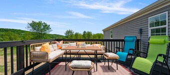 Blissfull cottage with Hot Tub and rolling hills!