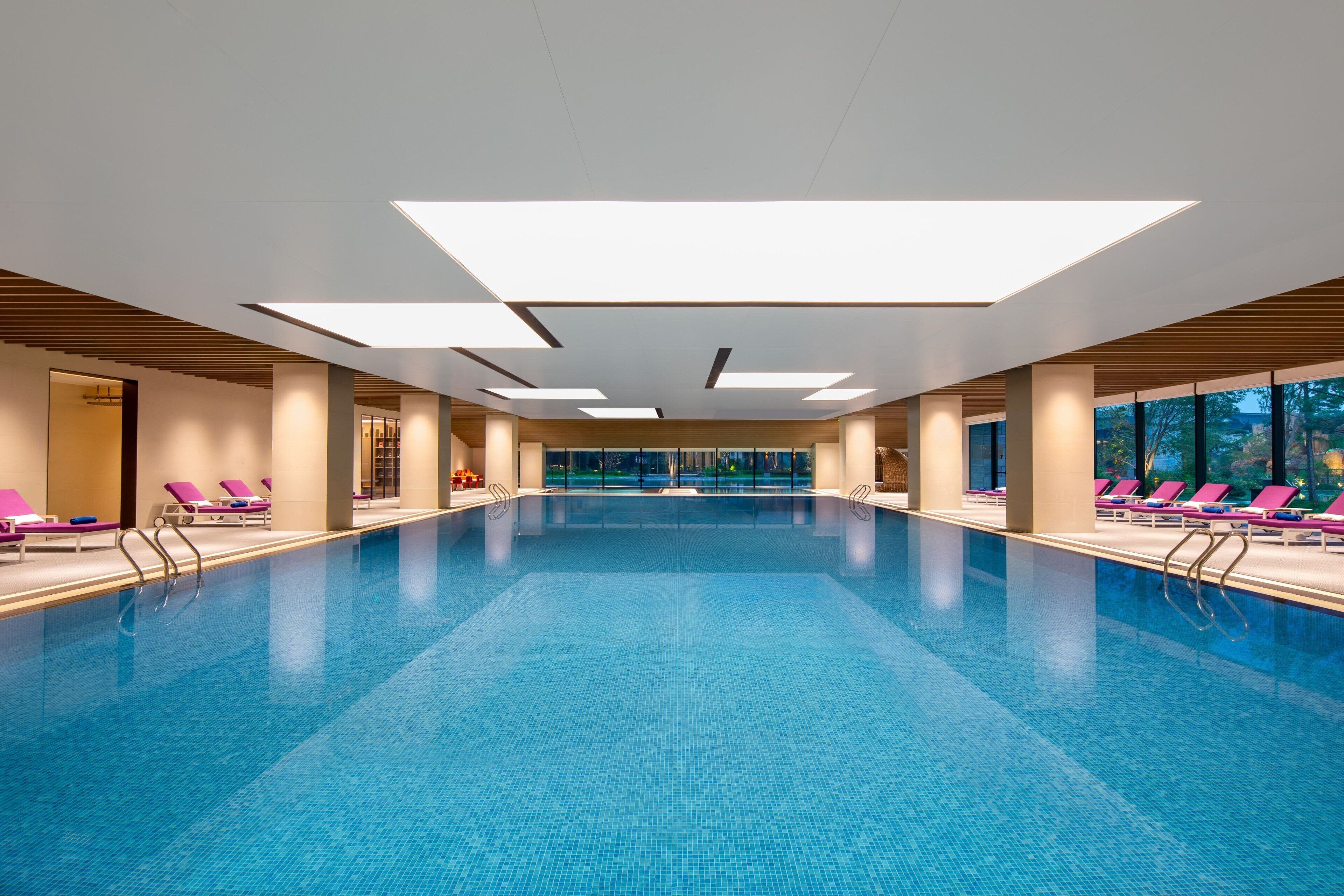 Inomhuspool och utomhuspool