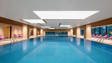 Inomhuspool och utomhuspool
