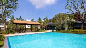 Indoor pool, outdoor pool