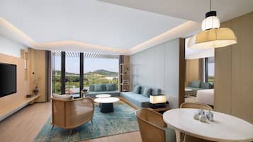 Suite, 1 King Bed, Balcony, Garden View | Living room
