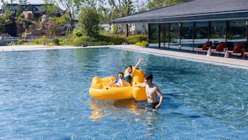 Inomhuspool och utomhuspool