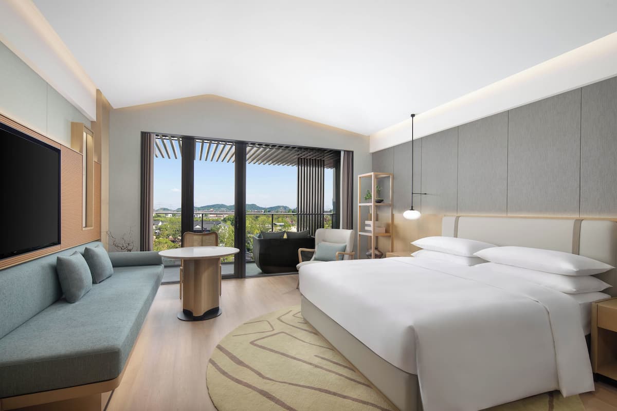 Chambre Deluxe, 1 très grand lit, balcon, vue sur le jardin | Minibar, coffre-fort, espace de travail pour ordinateurs portables