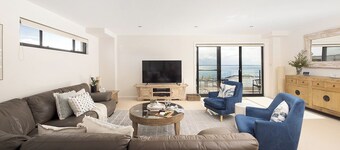 Bay Vista Penthouse - Heart of Nelson Bay