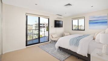 5 habitaciones, tabla de planchar con plancha, wifi y ropa de cama