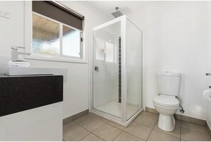 Cabaña superior, 2 habitaciones (Sleeps 4) | Baño | Amenidades de baño gratuitas, toallas, jabón, shampoo