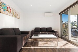 Cabaña superior, 2 habitaciones (Sleeps 4) | Zona de estar