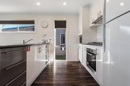 华丽小屋, 2 间卧室 (Sleeps 4) | 私人厨房 | 冰箱、微波炉、厨具/餐具. 发现公园墨阿马水域