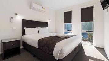 Deluxe 2 Bedroom Cabin - Sleeps 4 | Desk, iron/ironing board, bed sheets