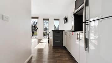 高级小屋, 2 间卧室 (Sleeps 4) | 私人厨房 | 冰箱、微波炉、厨具/餐具