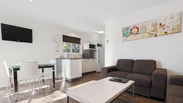 Superior Cabin, 2 Bedrooms (Sleeps 4) | Makan dalam bilik