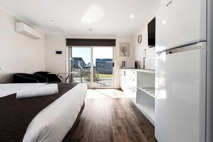 Estudio estándar (Cabin, Sleeps 2) | Cocina básica privada | Frigorífico, microondas y utensilios de cocina