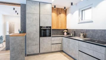 Fridge, stovetop, dishwasher, coffee/tea maker