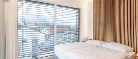 1 bedroom, desk, WiFi, bed sheets